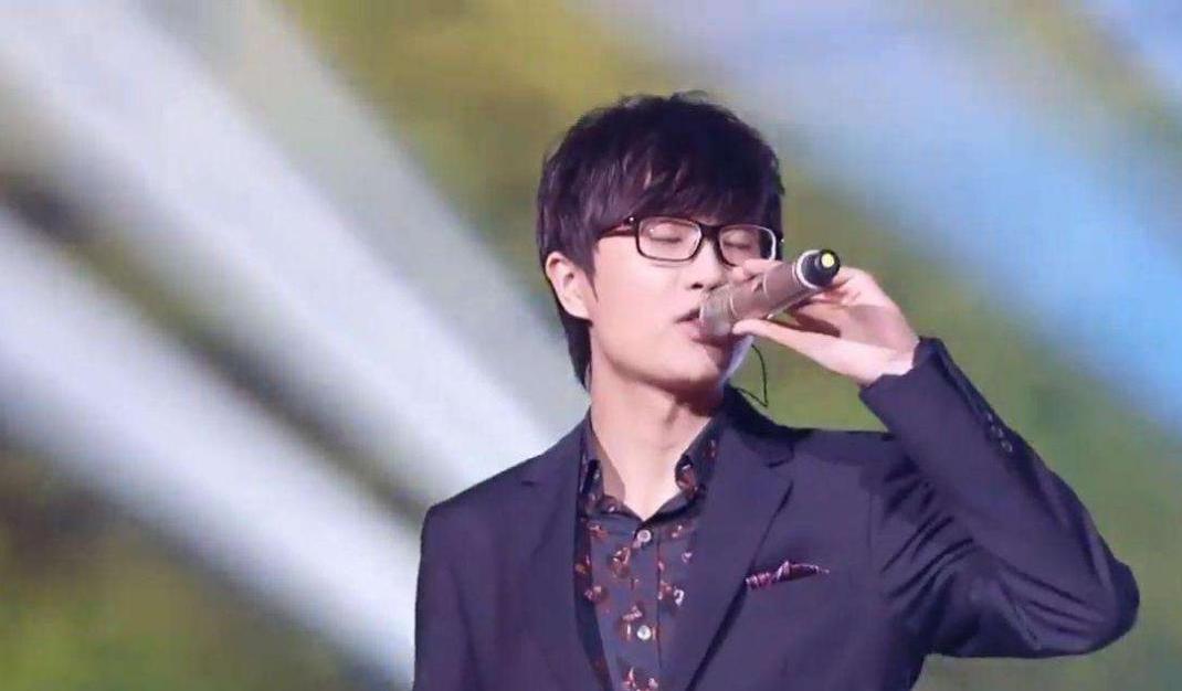 许嵩|初心不改的男歌手,从不“营业”自己,演唱会却“座无虚席”!