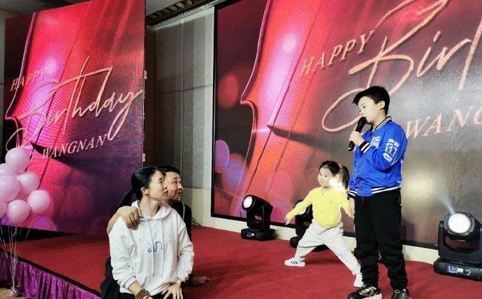 王楠|世乒赛，王楠带爱女观赛被质疑特权，乒迷怒怼：这就是人家办的