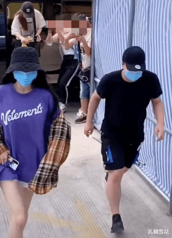 #杨幂#杨幂穿短裤上楼梯，被恶意镜头从底下拍摄，公司紧急发声明谴责