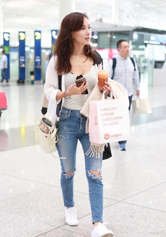 【穿衣搭配】卢靖姗婚前婚后判若两人，短发简约利落中性风十足，穿搭好有型