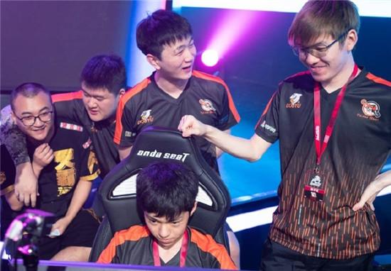 smg|PCL总决赛奇迹时刻!SMG单日两鸡杀进前三,4AM两人19杀全程炸裂