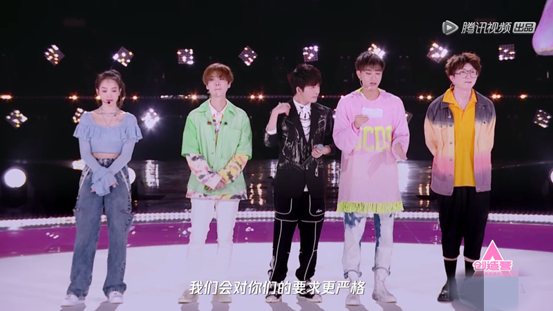 黄子韬:主题曲舞蹈首秀,宋茜C位抢眼,毛不易僵硬,黄子韬的妆好粉嫩