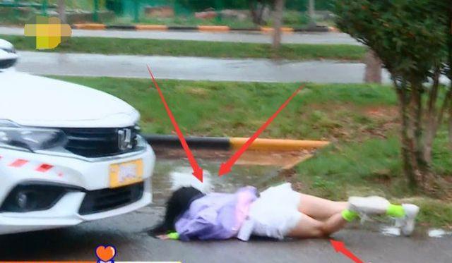 中国好声音|吴宣仪录制综艺节目受伤,膝盖处擦伤严重,粉丝们直呼心疼