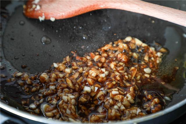 面包▲洗花甲时，只放盐是大错特错！多加这3样，花甲疯狂吐沙，更干净