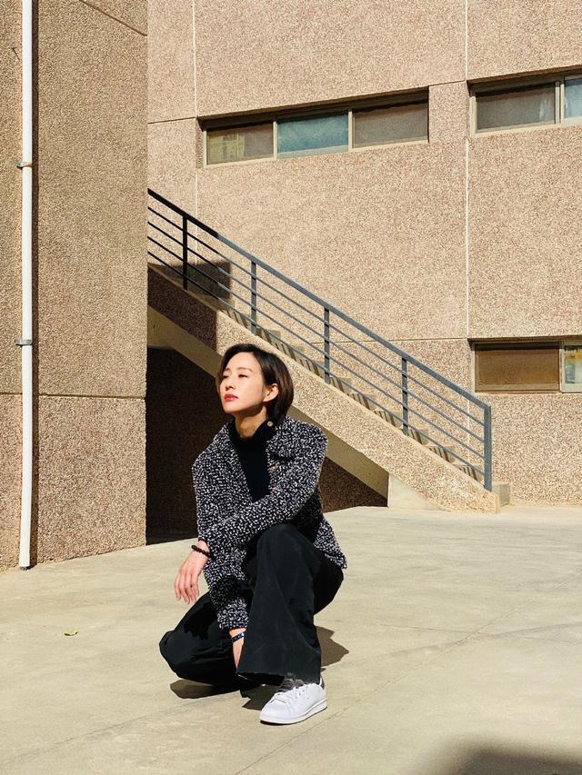 阔腿裤|张钧甯剪短发如整容，小香风外套配阔腿裤随性干练，38岁状态在线