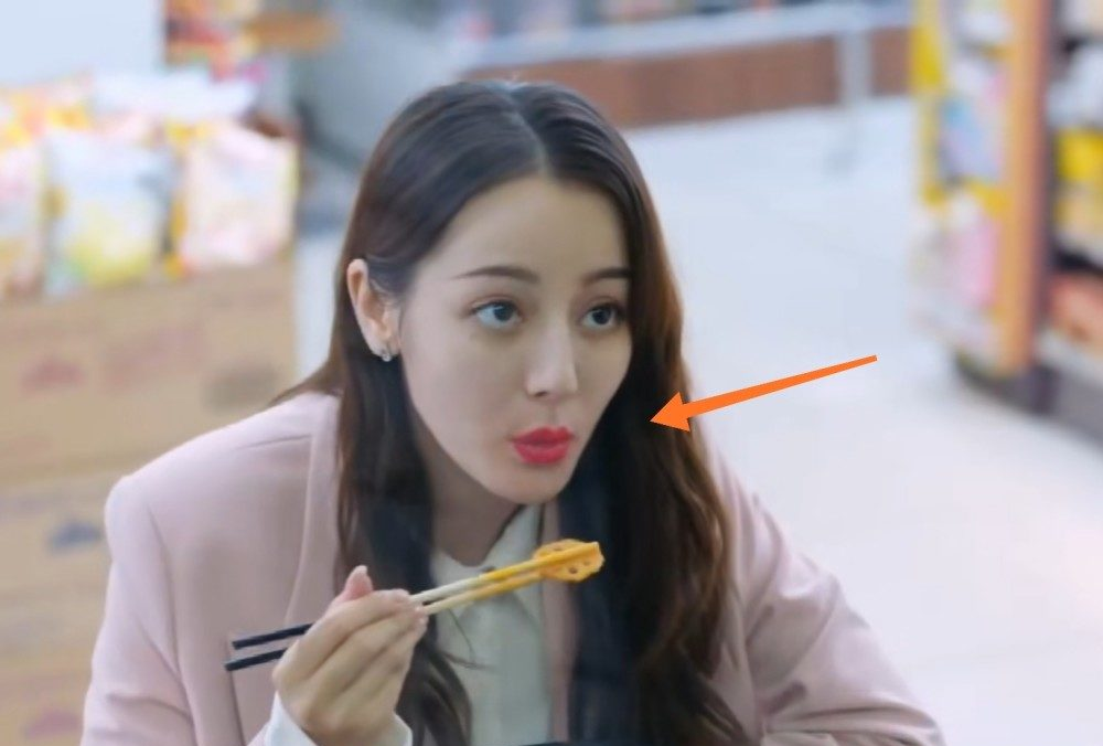 「迪丽热巴」迪丽热巴新剧妆容有多厚？带大红唇吃火锅，抬头时观众看愣了