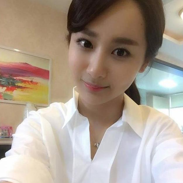 @晒晒杨紫现实中的家，墙壁贴着“福”字墙纸，装修有点太土了吧？