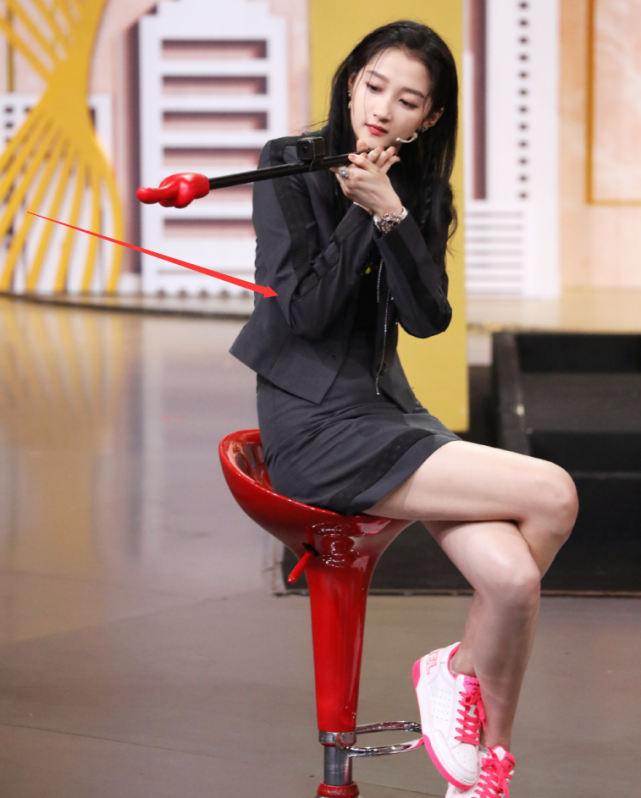 关晓彤@高脚椅太高，脚够不到地面怎么办？看到关晓彤坐姿，救场堪比教科书