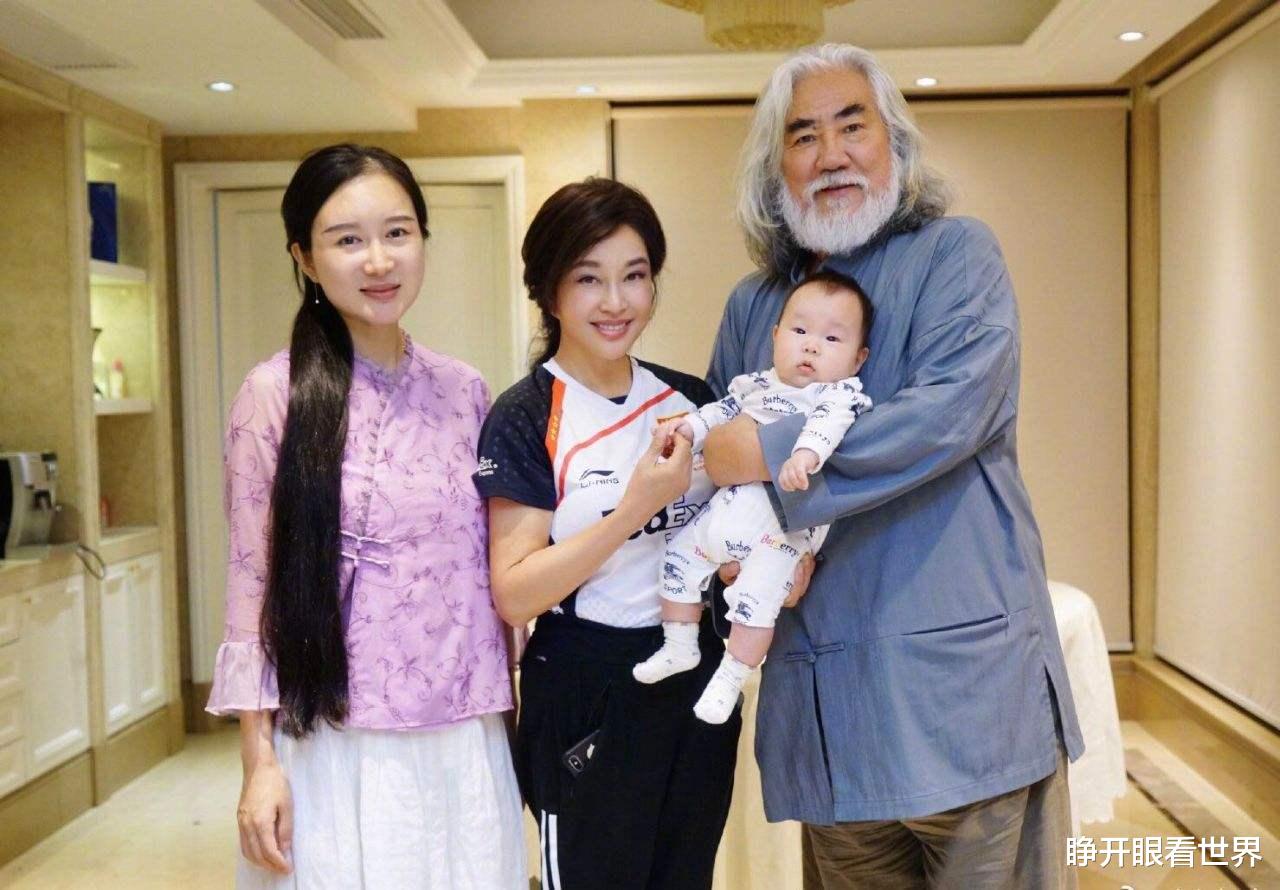 张纪中|69岁张纪中儿女双全，娇妻大方晒出哺乳照，网友：导演就是有眼光！