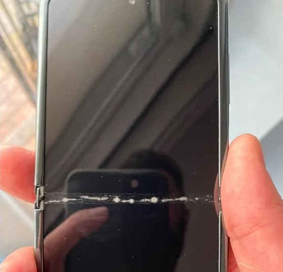 折叠机碎屏：三星第二款折叠机“惊喜”，屏幕弯折后碎裂