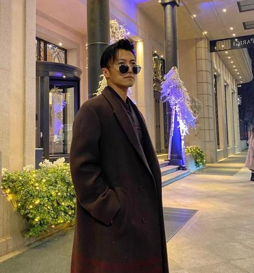 40岁谢霆锋秒杀当红小鲜肉一袭紫色大衣帅气有型侧颜玉面郎君