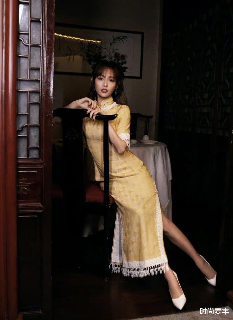 張嘉倪再現顏值巔峰，一襲黃色流蘇旗袍裙，拍出絕美中國風-圖2