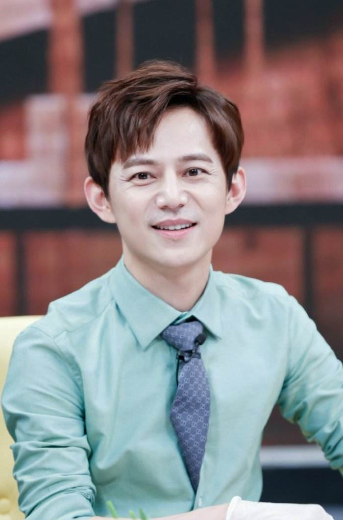 『何炅』何炅醉酒在谢娜家过夜，醒来后想给张杰解释，张杰给他说了一句话