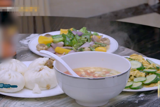 李湘|李湘王岳伦见完医生回家，王导做晚饭，看李湘在干啥？难怪不会瘦