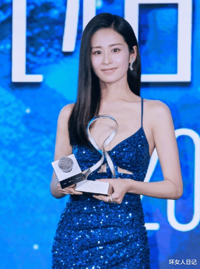 颖儿：有种“整容”叫颖儿瘦了，颜值开挂式提升，身材真有料