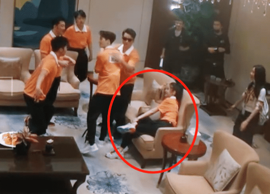 李沁▲跑男李沁baby坐在椅子上,细看两人坐姿,已婚跟未婚差别太显然