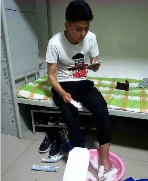 |“被阿姨盯了好几站了，我该怎么办？”哈哈哈哈哈哈...神评信息量真大啊！