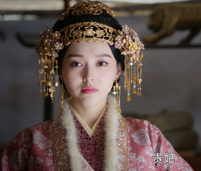 岳云鹏|唐嫣当皇后被小妃挑衅时，镜头扫过她的背影，看清腰围我忍不住笑喷了