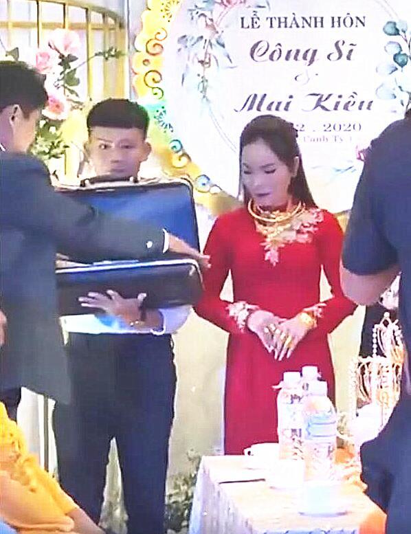 睹图 夫妻嫁女送出850万嫁妆包括11块土地，女儿现场喜极而泣