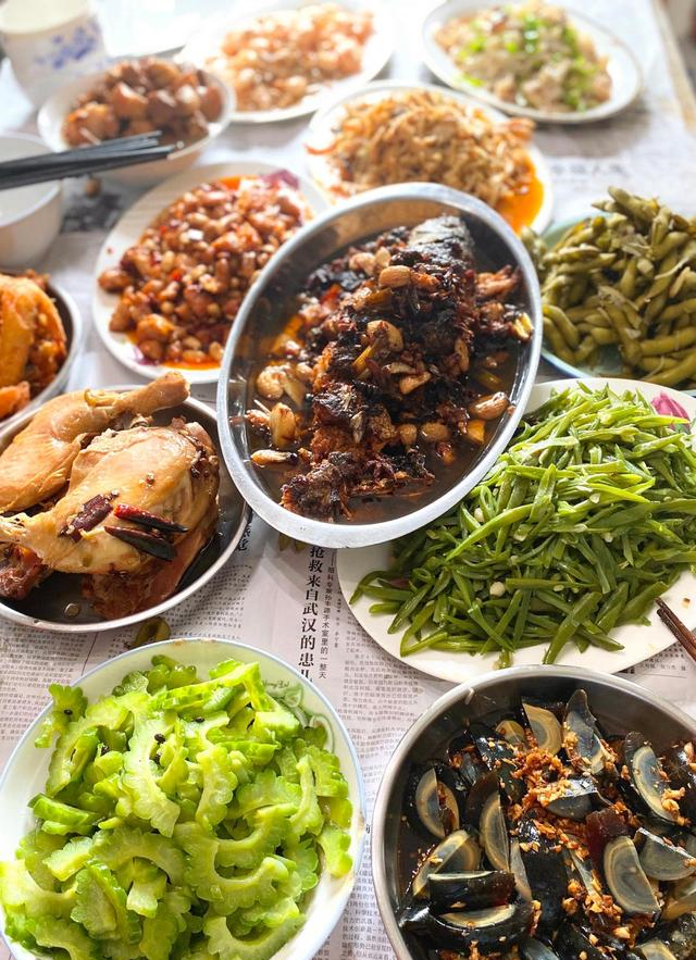 火锅|儿女周末回家，这一大桌子饭菜堪比年夜饭，你家有没有同款老爸？