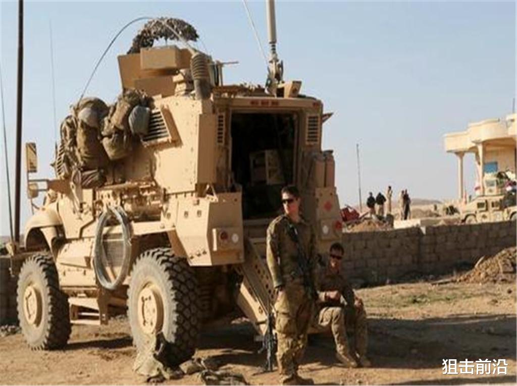 『火箭弹』双航母战斗群刚开进海峡，美基地就火光一片，大批火箭弹掀翻指挥部房盖