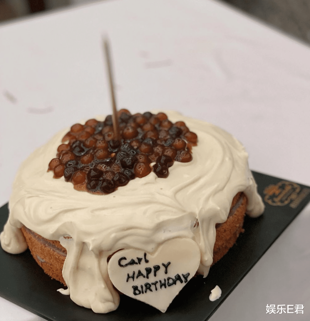 #文咏珊#32岁文咏珊坐老公大腿秀恩爱，继baby之后她也成了人生赢家