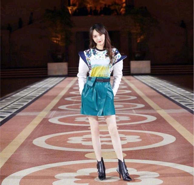 护肤品@唐嫣的发型“炸了”，一头棕色的微卷长发，这腰也太细了吧