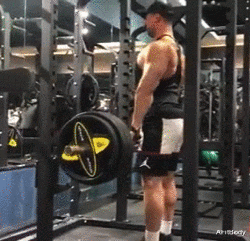 健身：身高190cm的肌肉帅小伙，与女友相差30cm，在健身房大秀甜蜜