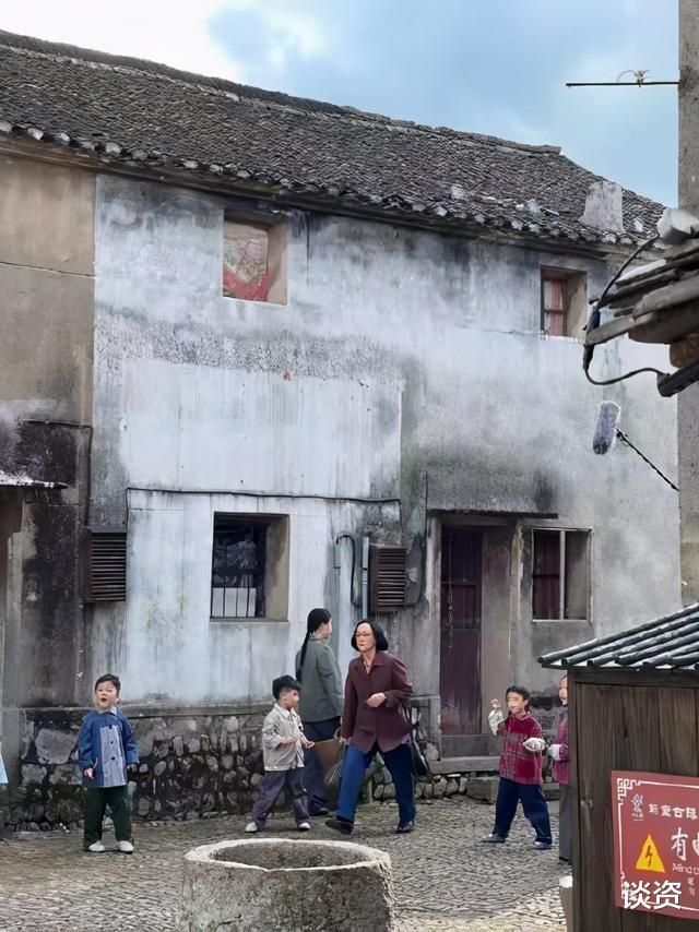 周迅|超惹眼！46岁周迅裹“洗澡巾”现身机场，保暖造型太接地气