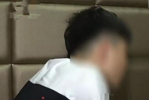 话晴空|河北保定一15岁新生,军训时用刀刺死好友,现场女生尖叫不断