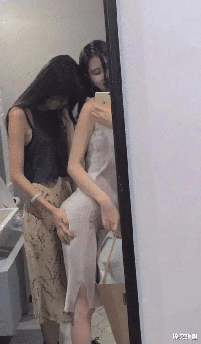 |“女生间的拍照姿势，男生不能照搬，否则......”哈哈哈哈，要被打吧？