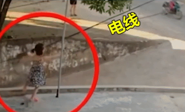 「互联互通」小女孩玩耍时意外触电，路过孕妇伸出援手，被称赞：教科书式营救