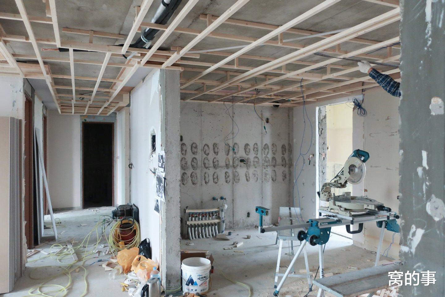 『设计师』这位70后女主，坚持把房子装成黑白灰格调，全屋高级场面令人着迷