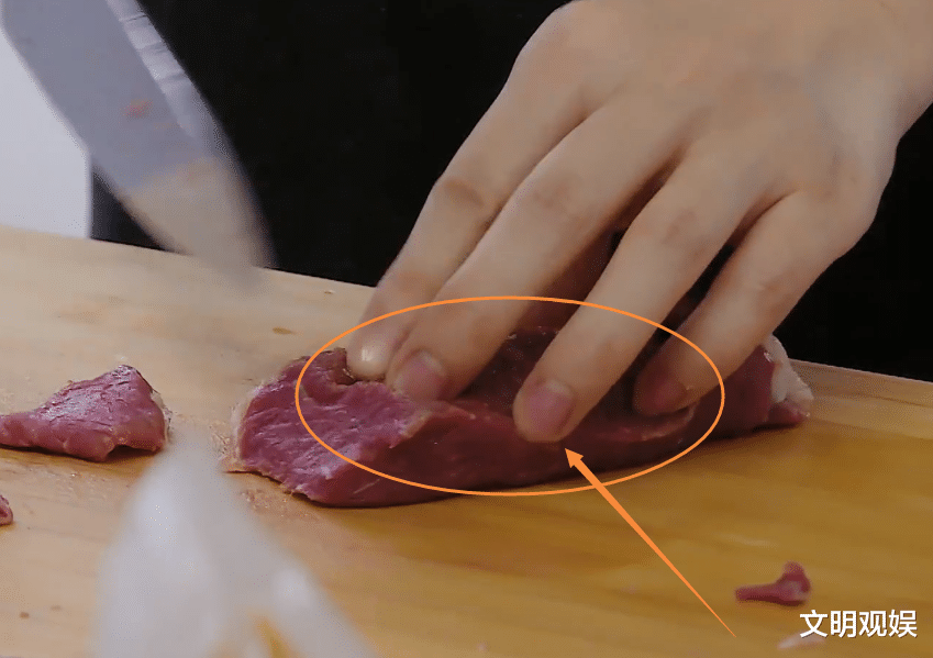 赵丽颖|赵丽颖节目切牛肉，镜头给到她手部特写，这是对备菜最大的尊重