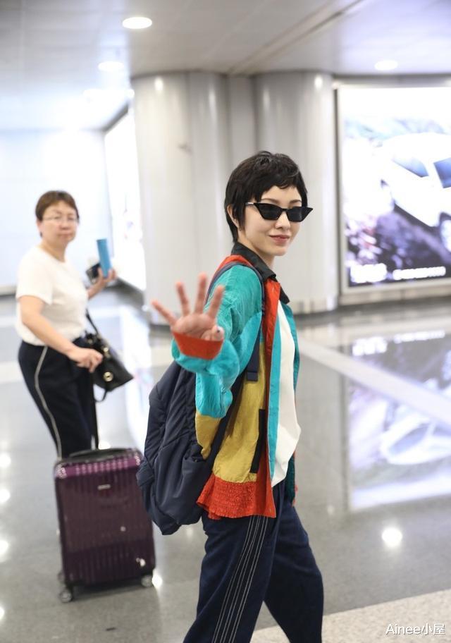 「穿衣搭配」郭采洁好适合剪短发,走“奶奶风”路线都不显老,34岁活泼如少女