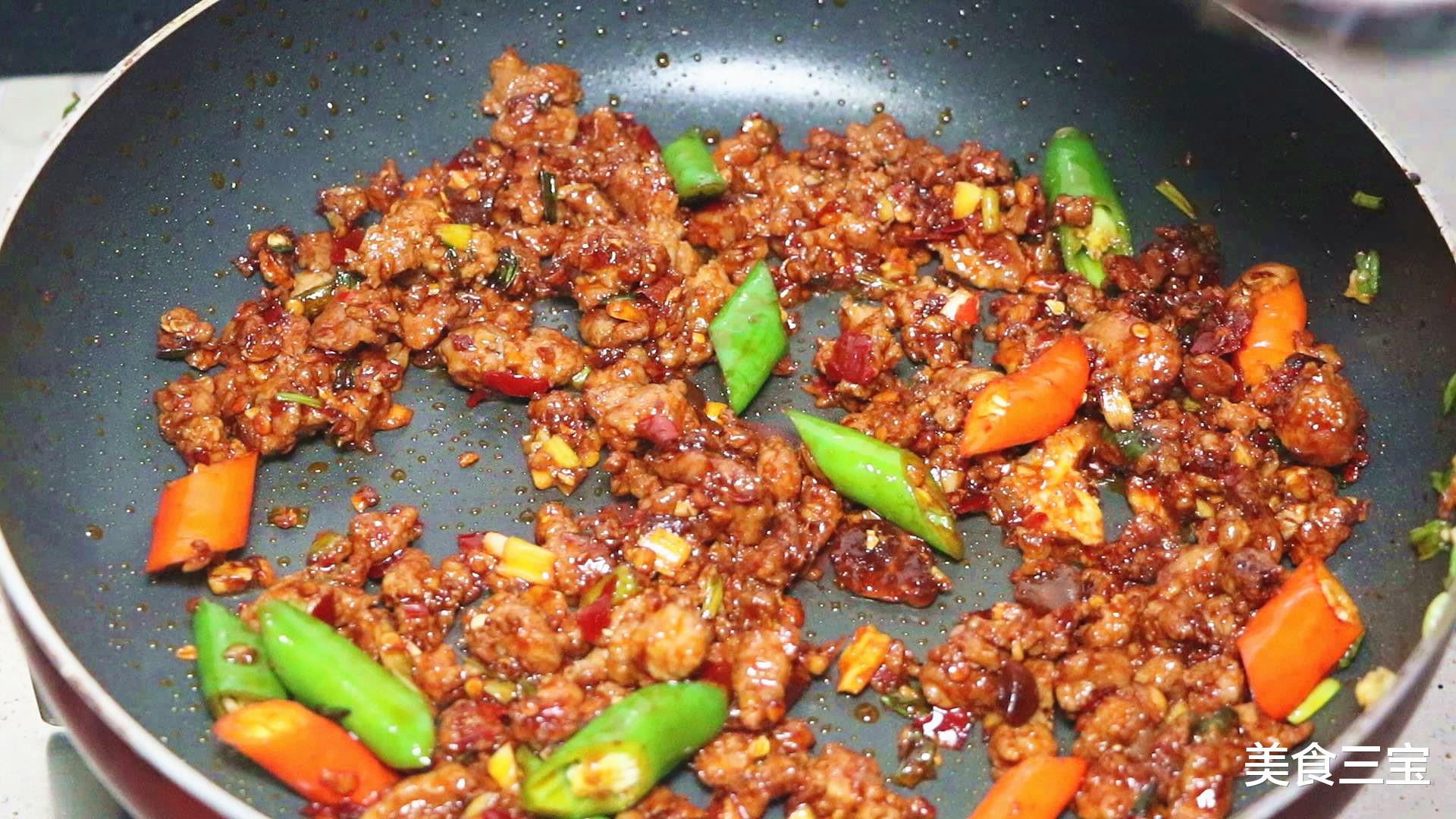 「豆腐」做肉末茄子煲别再油炸了，教你几个秘诀，香辣开胃，越吃越想吃