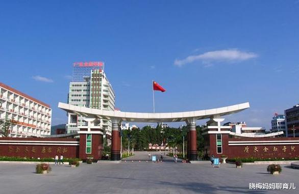 「清华大学」文科生“最适合”报考的10所大学，毕业后前途无量，不输理科生