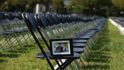 寧在白宮外擺2萬把椅子紀念死者，不願有任何手段抗疫，這很美國-圖3