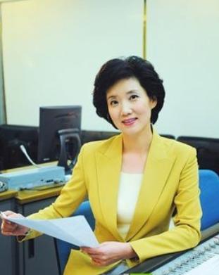 央视|央视主播李修平：3次高考落榜，两段婚姻无儿女，57岁仍是女神