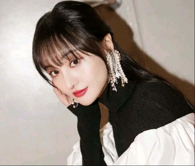 郑爽|受前任张恒事件影响，郑爽深陷其中，三部待播剧还能按时播出吗？