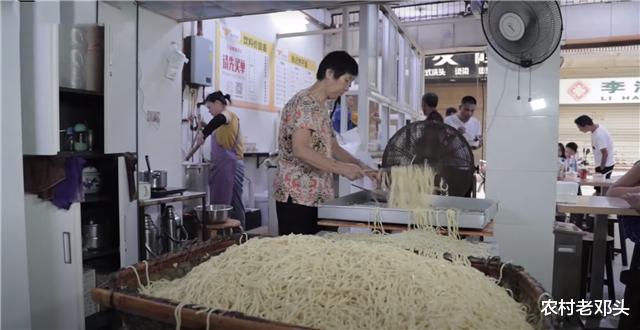 热干面|夫妻街头卖“独一份”早餐,5元一碗供不应求,一天能卖几百份!