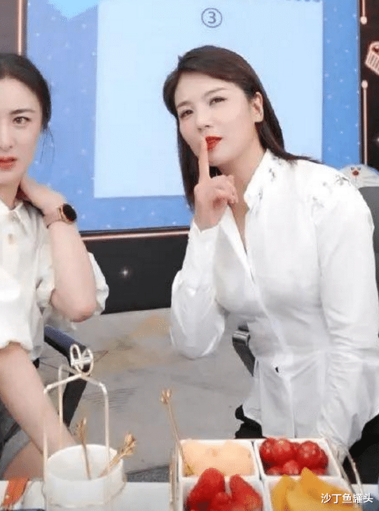 刘涛▲刘涛上薇娅直播间，白衬衫频频崩开，尴尬遮挡无奈喊话“太有料”