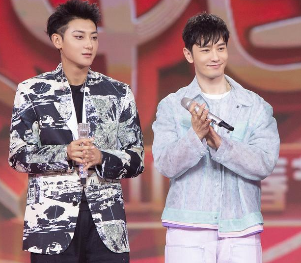 外套@有种“整容”叫黄晓明放下刘海，穿蓝外套配紫长裤，年轻不止20岁