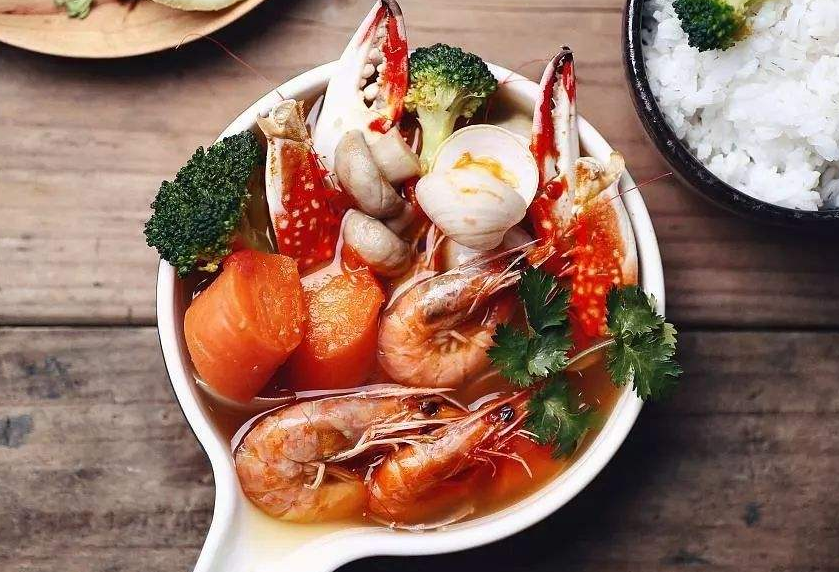 ##中国人到美国尝试吃火鸡，上桌后纳闷，网友：确定这是鸡？