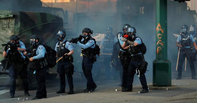 #美国#美国黑人开车冲击军队防线,车轮碾过倒地警察,武装士兵开枪还击