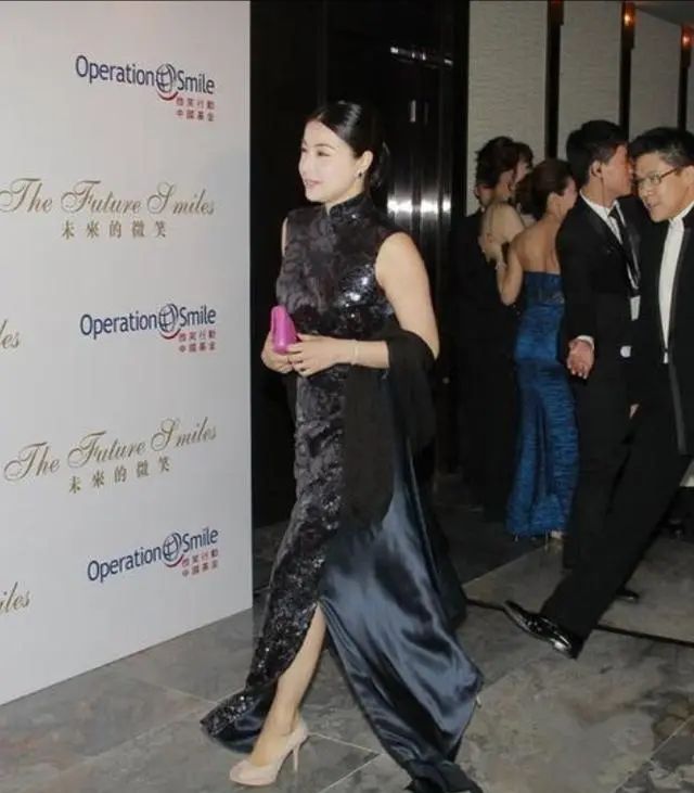 【郭晶晶】郭晶晶剪了短发，人都变时髦了，不再有之前的乡土气息！