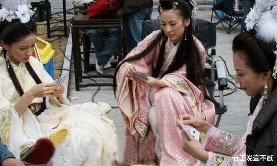 片场|明星片场休息，黄晓明抱着baby睡觉，鹿晗在玩水枪，而她却在抠脚