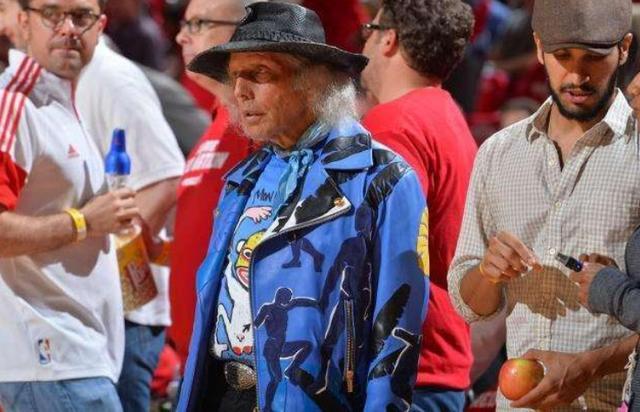 「湖人队」30岁金发湖人女球迷，恋上76岁亿万富豪，因篮球结缘双方自称真爱