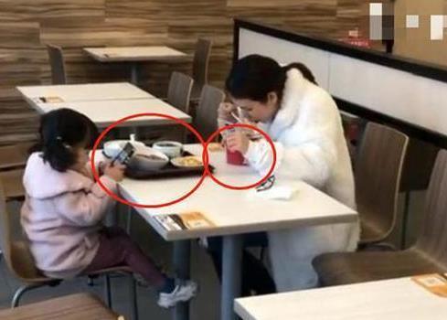 【】母女俩服务区用餐，路人的一段“偷拍”火了，网友：这孩子养废了
