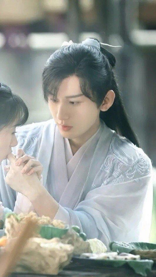 白敬亭|网友声称成毅是高配版的白敬亭，神态也神似，这两人到底像不像？